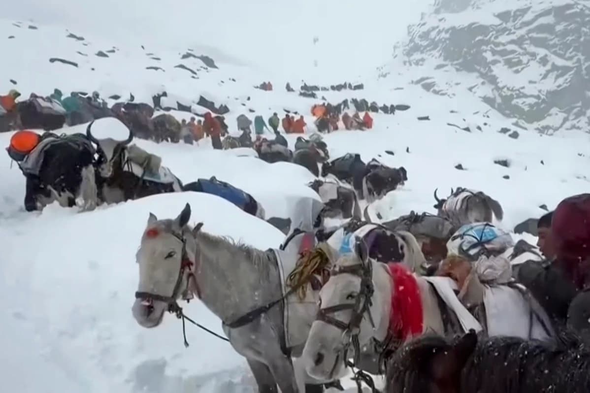 Mahigit 200 hikers na-trap sa Mount Everest slopes; rescue operations isinasagawa