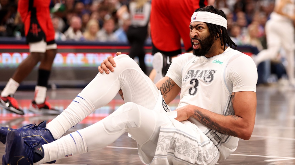 Naantala ng Injury ang Unang Laro ni Anthony Davis Para sa Mavericks