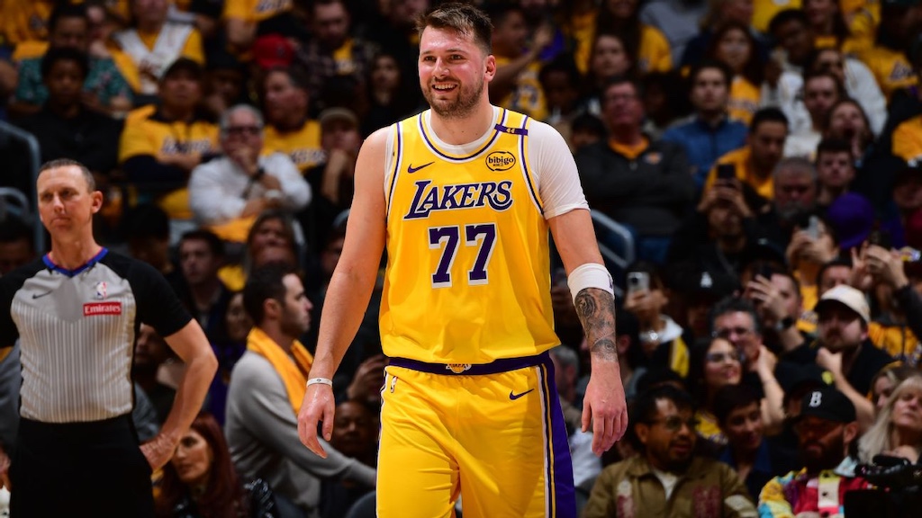 Luka Dončić Umiskor ng 14 Habang Tinalo ng Lakers ang Utah Jazz sa Kanyang Debut