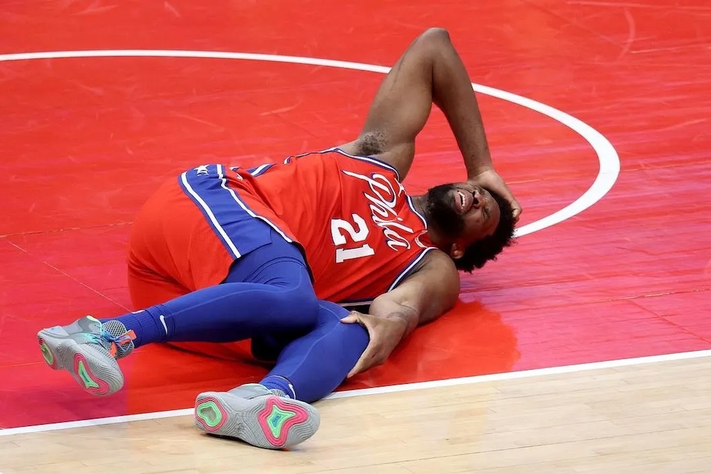 Joel Embiid Sumailalim sa Knee Scan; 76ers Tinitimbang ang Mga Opsyon