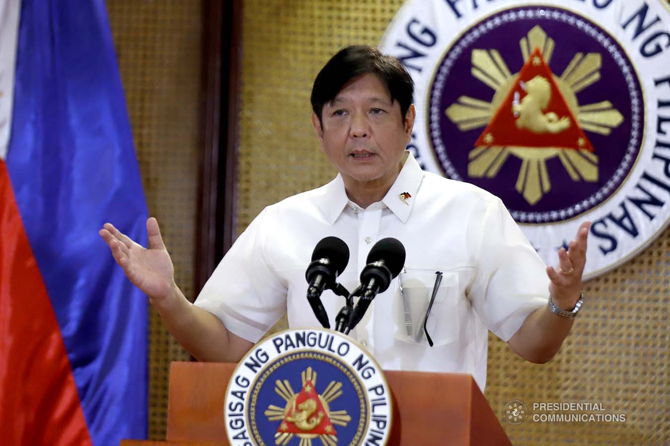 Marcos, pinag-aaralan ang performance ng kanyang gabinete