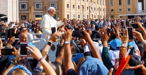 Libu-libong Nagkakaisa sa Vatican para sa Paggaling ni Pope Francis