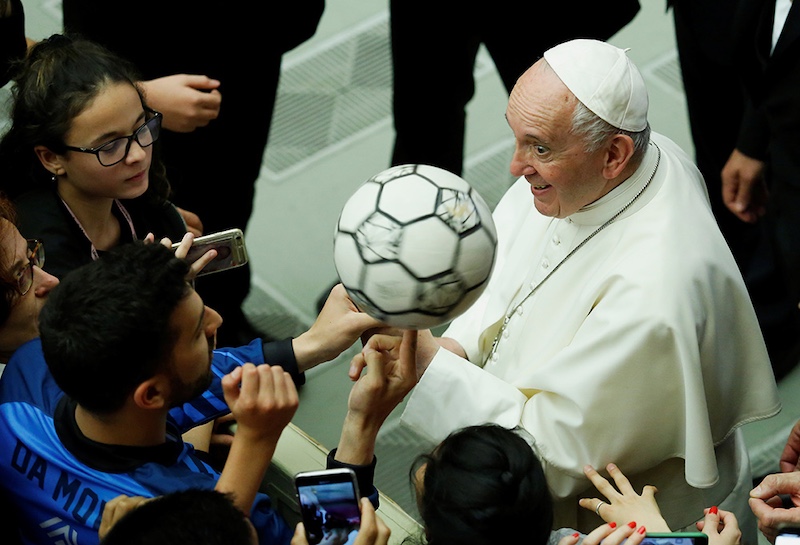 Football Community nagluluksa kay Pope Francis, isang tapat na tagahanga na may "divine touch" sa laro