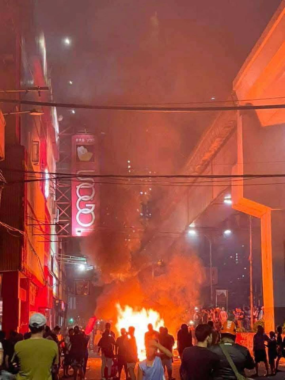 Kaguluhan sa Recto Avenue: motorsiklo sinunog, hotel at traffic lights nasira sa kilos-protesta