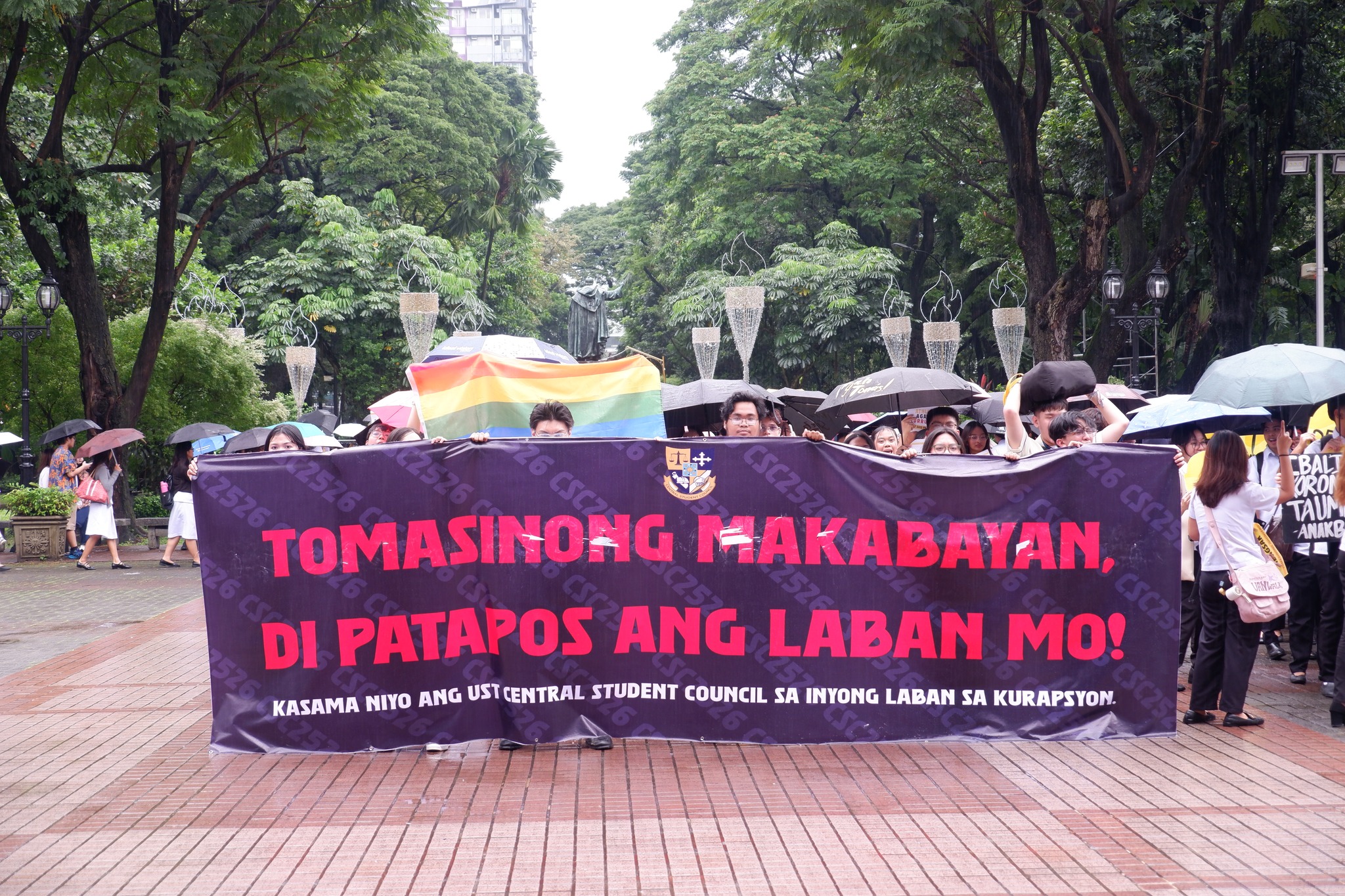 Mga estudyante ng UST, nag-walkout sa klase upang magpahayag ng paglaban sa katiwalian sa bansa