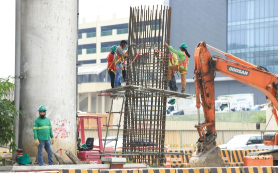 100k manggagawa, sapul sa pagbagsak ng flood control contractors