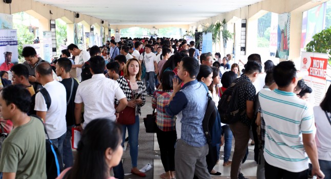Libu-libong bakanteng trabaho sa gobyerno, bukas sa mga SHS graduate