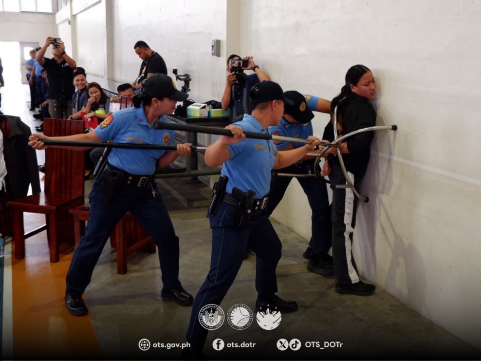 Airport cops ditch guns, wield “pinning sticks” to tame chaos, stop unruly passengers