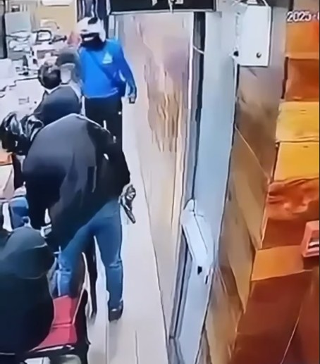 Armed holdapers sa Japanese restaurant sa Makati, ibinalik ang mga ninakaw na cellphone