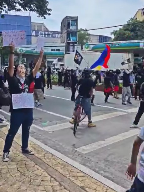 Mga naka-maskarang kabataan, nagkagulo sa may Mendiola — trailer, sinunog!