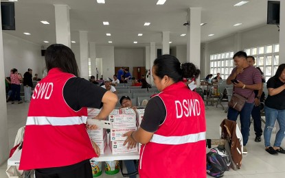 Libu-libo stranded, daan-daang pamilya lumikas dahil sa matinding pinsala ni ‘Wilma’