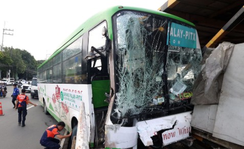 Bus na nawalan ng preno, sumalpok sa 8 sasakyan sa Commonwealth — 10 sugatan!