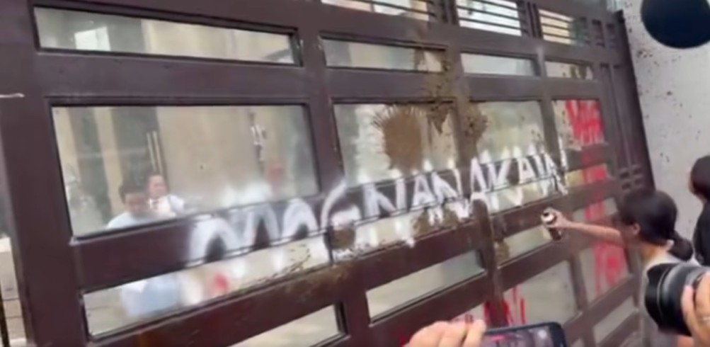 Aktibista, kinasuhan matapos batuhin ng putik ang compound ng pamilya Discaya
