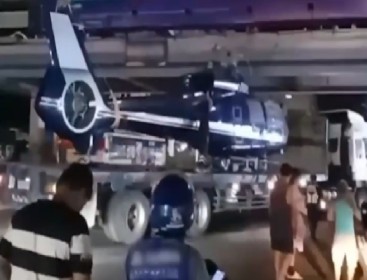 Truck na may kargang helicopter muntik tumama sa tulay, nagdulot ng trapik sa EDSA