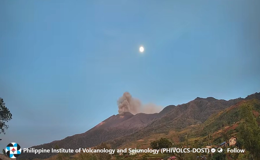 Kanlaon, muling nagpakita ng pag-aalburoto; Phivolcs, nagbabala sa posibleng pagsabog