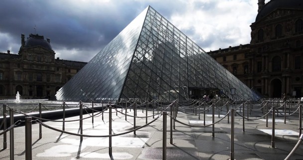 Louvre, nilooban ng mga kawatang armado ng chainsaw; ‘priceless’ na mga alahas, tinangay