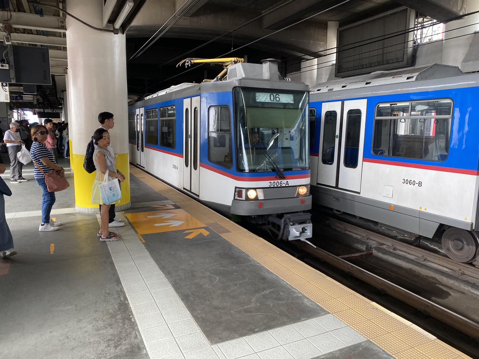 MRT supervisor sacked after ‘human tarpaulin stand’ fiasco