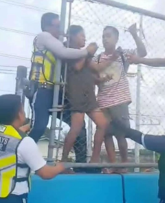 Babaeng nagbabalak tumalon sa tulay sa Meycauayan, nailigtas ng mga enforcer
