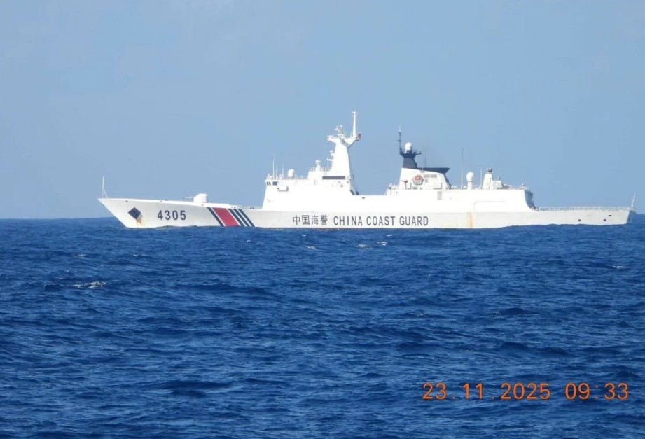 Akala nila sila lang? PCG, tiniktikan ang 2 Chinese ships sa Bajo de Masinloc