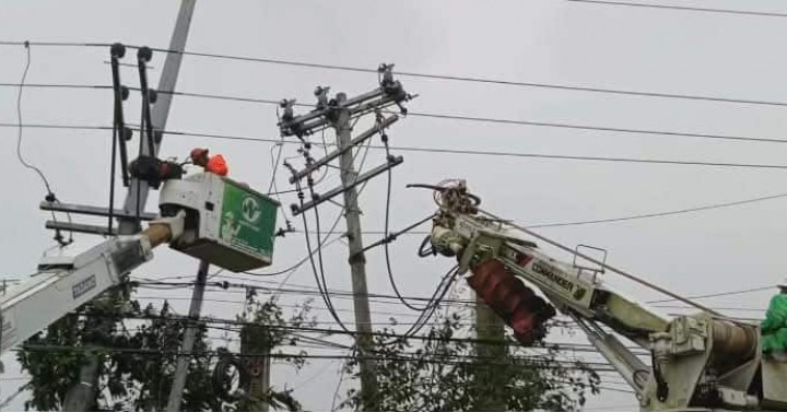 Bagyong ‘Uwan’ nagdulot ng power outages sa Luzon, Visayas; 61 linya ng kuryente, itinumba!