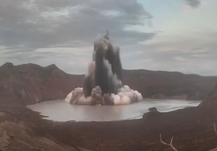 Taal, nagbuga ng 1.2-km usok sa isang phreatomagmatic eruption
