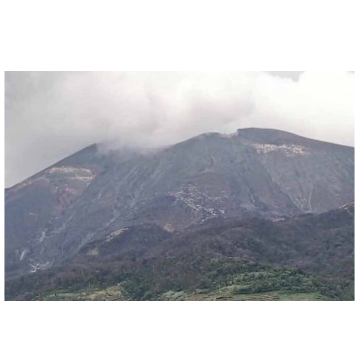 Kanlaon Volcano, nagbuga ng abo sa loob ng 30 minuto; PHIVOLCS nagtala ng pagtaas ng aktibidad