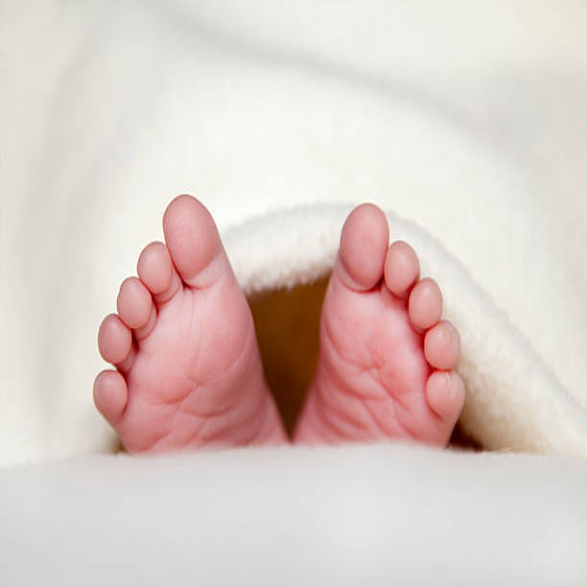 Bagong silang na sanggol, natagpuan sa ilalim ng tulay sa Candelaria, Quezon