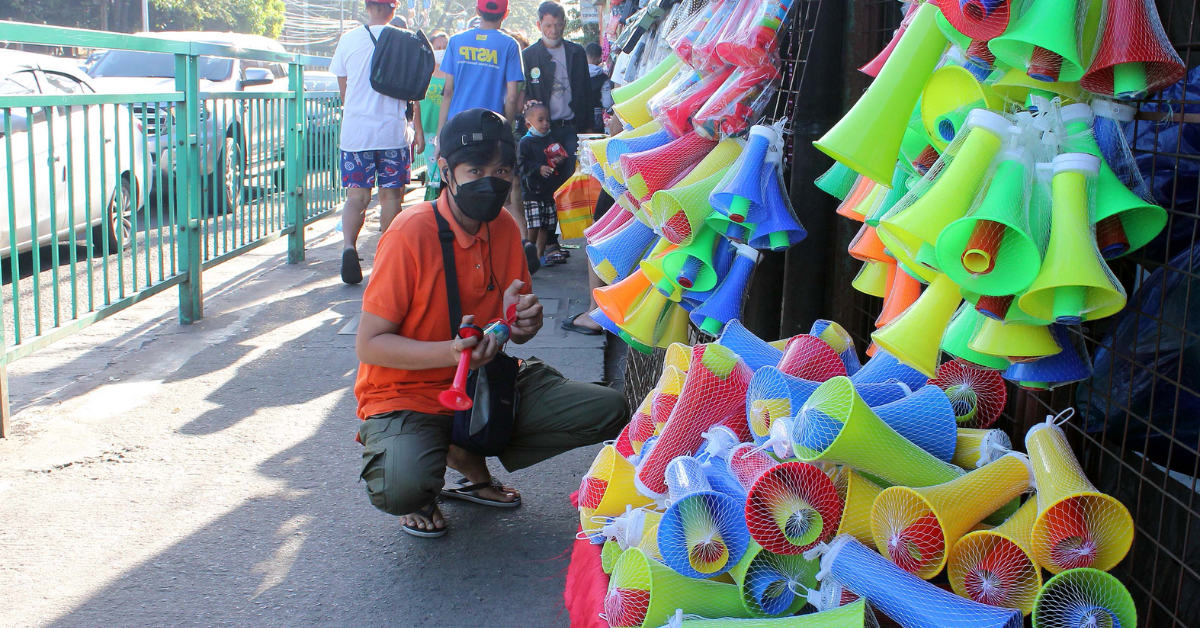 Babala sa Bagong Taon: Plastik na torotot wag isubo, delikado sa mga bata