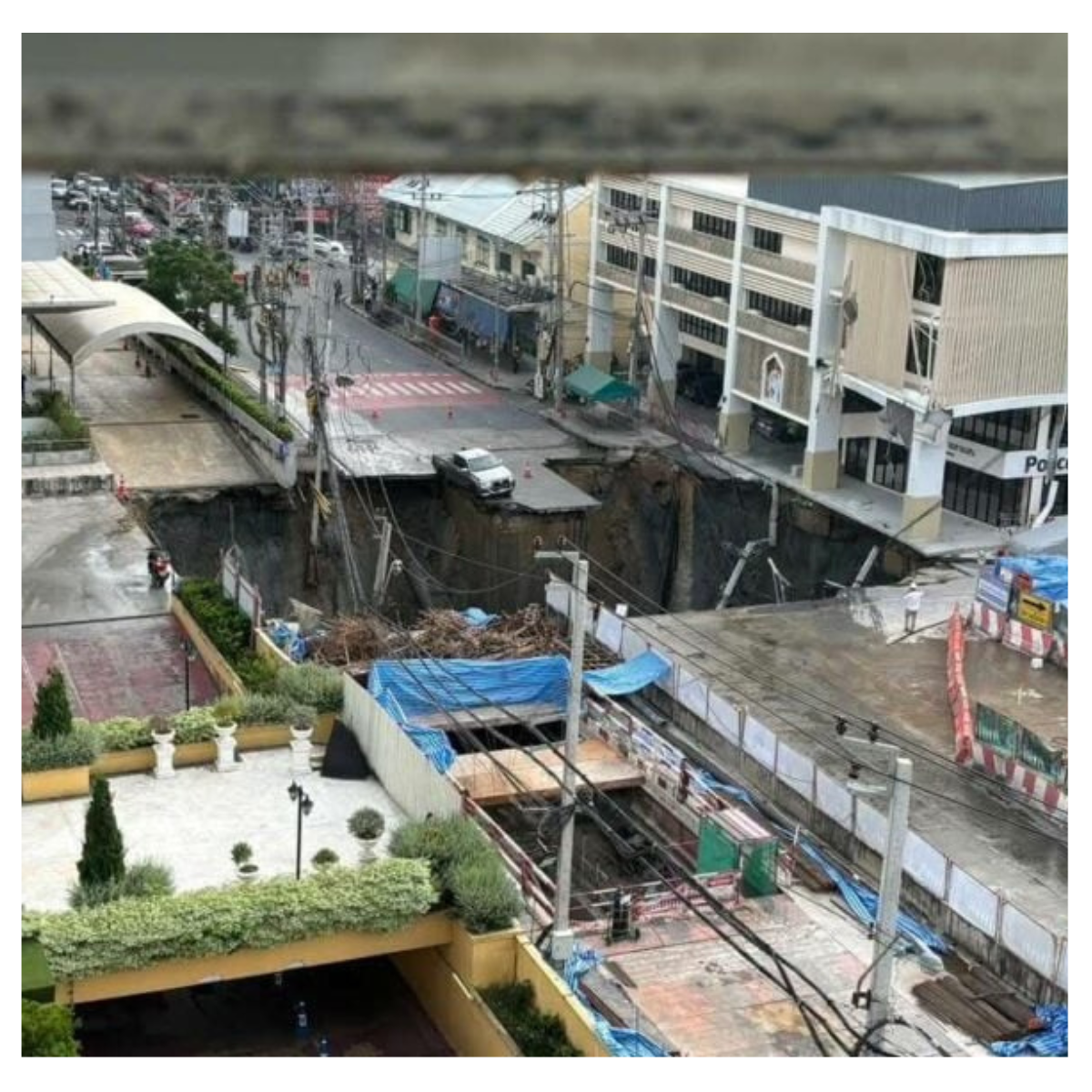 Malaking pagguho ng kalsada sa harap ng Vajira Hospital; matinding trapiko sa Krung Thon bridge ,sinarado