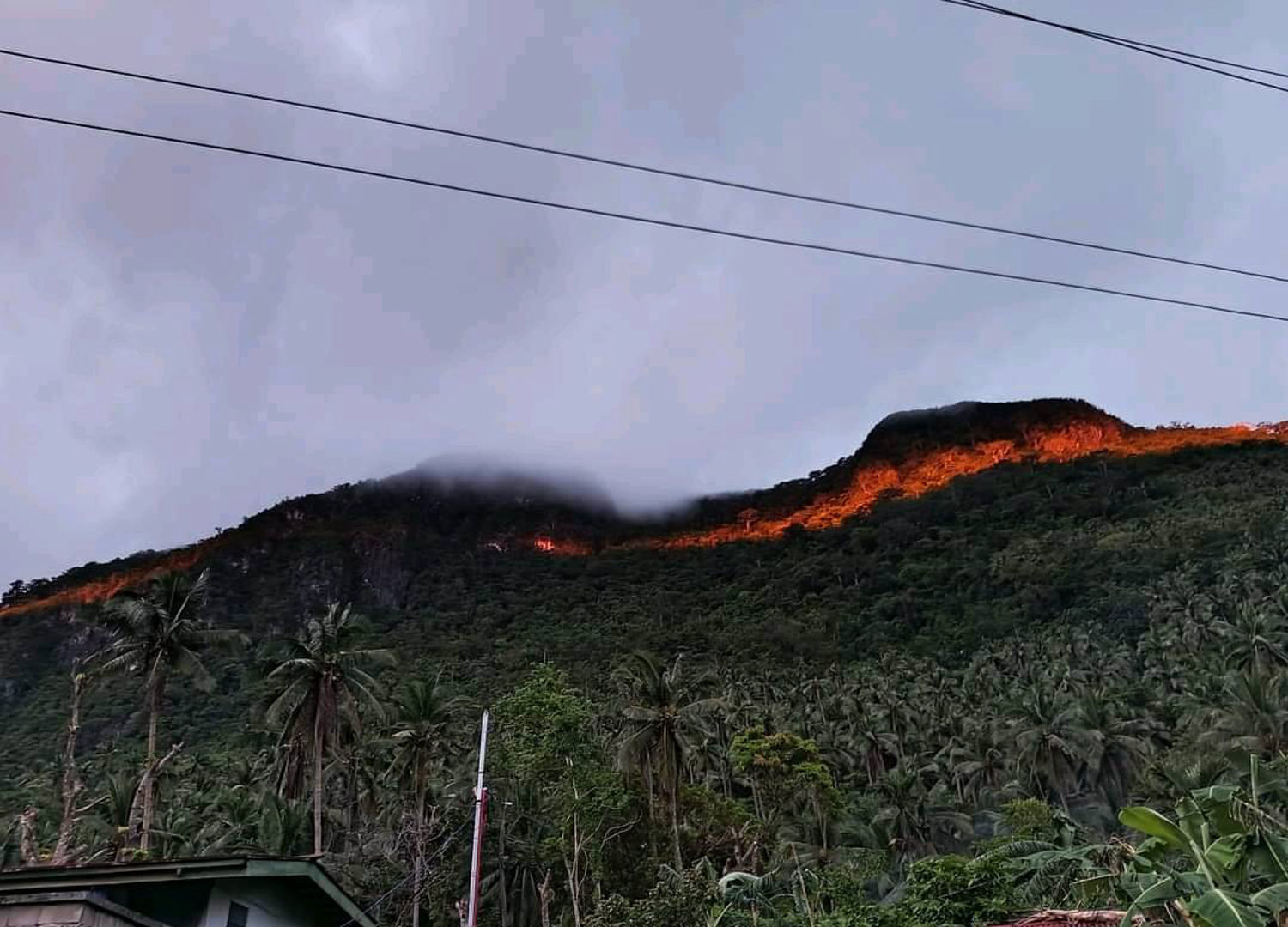 Mga residente, namangha sa tila nasusunog na Mt. Payaopao