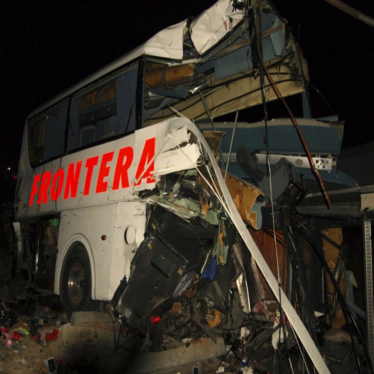 8 Patay, 45 sugatan sa banggaan ng bus at tren sa Mexico