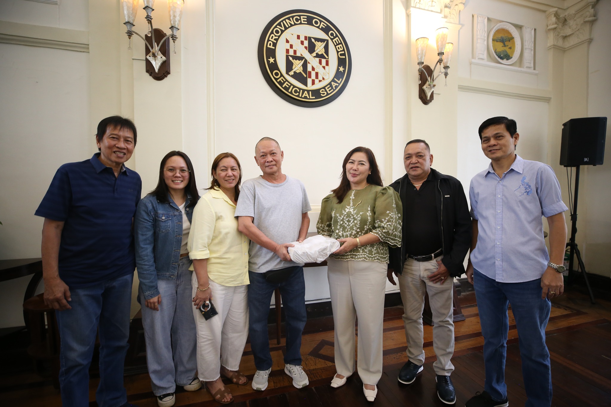 Tingnan: Mag-asawang negosyante mula sa Cagayan de Oro, nag-donate ng ₱1-milyon para sa mga biktima ng bagyo sa Cebu