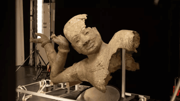 Ang Cambodianong Obrang Bronze na "West Mebon Vishnu" Sumailalim sa Restorasyon sa Pransya