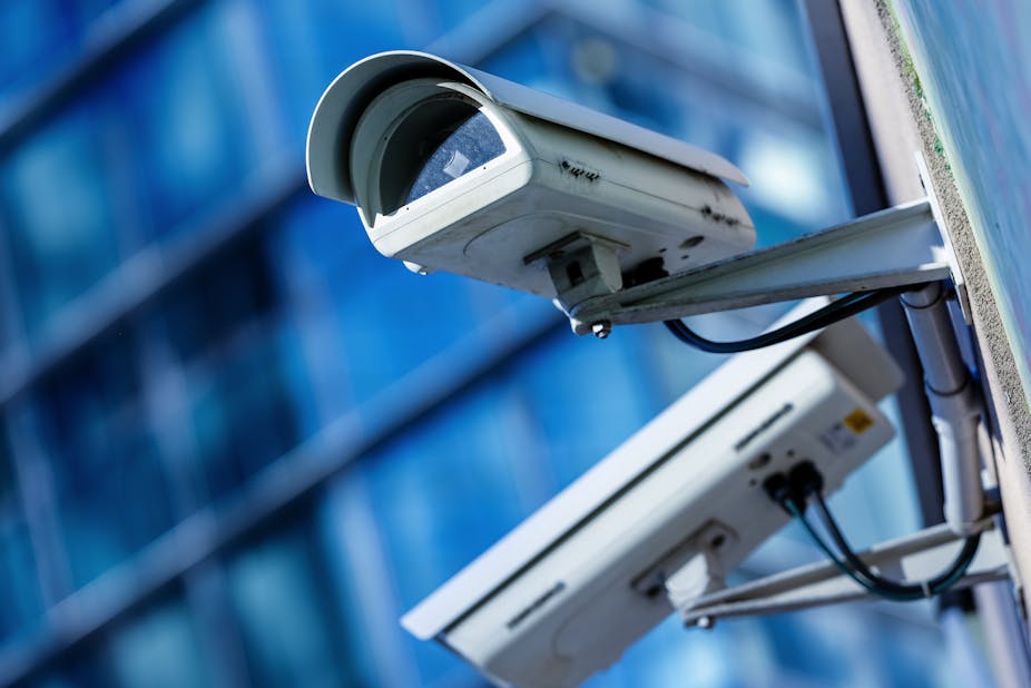 Nakuhanan ng CCTV ang dalawang tao na gumagamit ng credit cards ng nawawalang negosyanteng mag-asawa