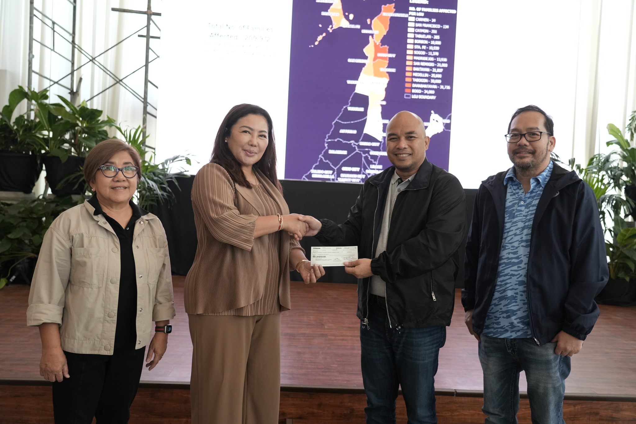 Tingnan: Bohol, nagbigay ng ₱5-milyong tulong sa Cebu para sa mga biktima ng lindol
