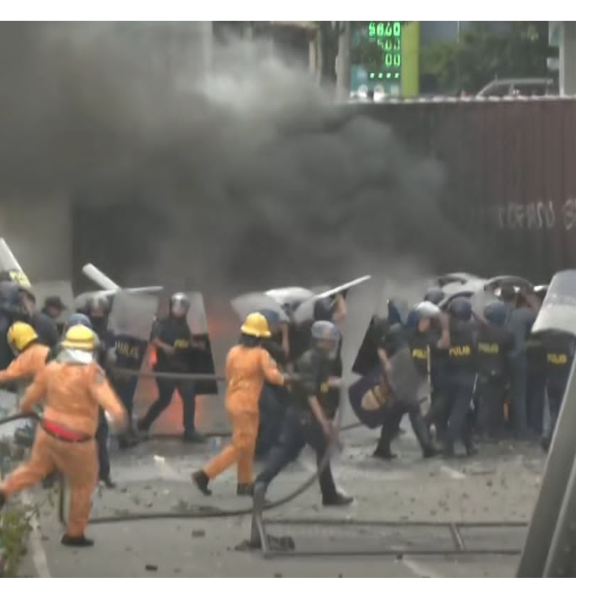 Kaguluhan sa Ayala Bridge matapos ang Molotov attack sa protesta