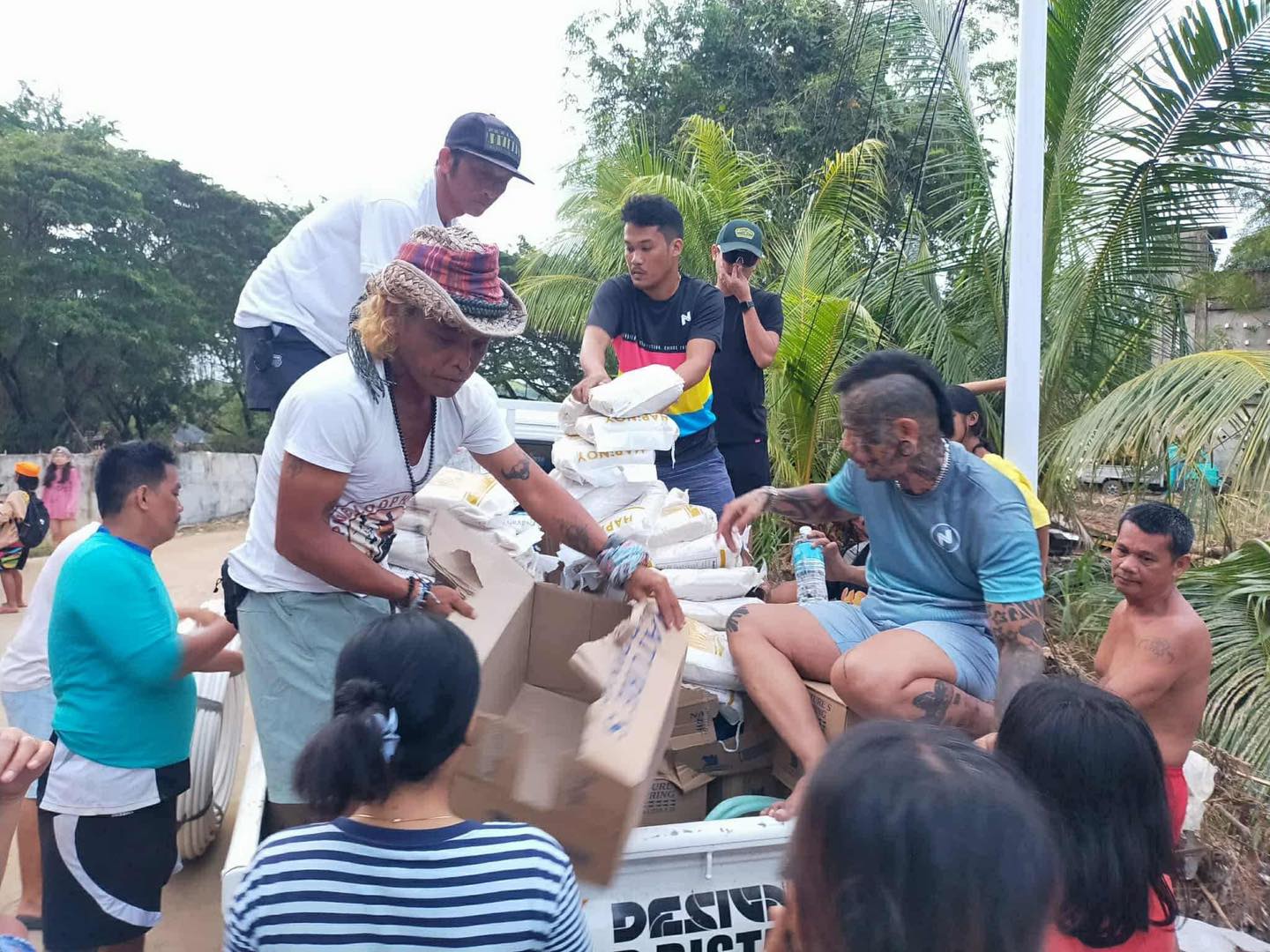 Badboy ng Cebu at Ferdinand Dela Merced, agad naghatid ng tulong sa mga biktima ng bagyo matapos ang kanilang exhibition boxing fight