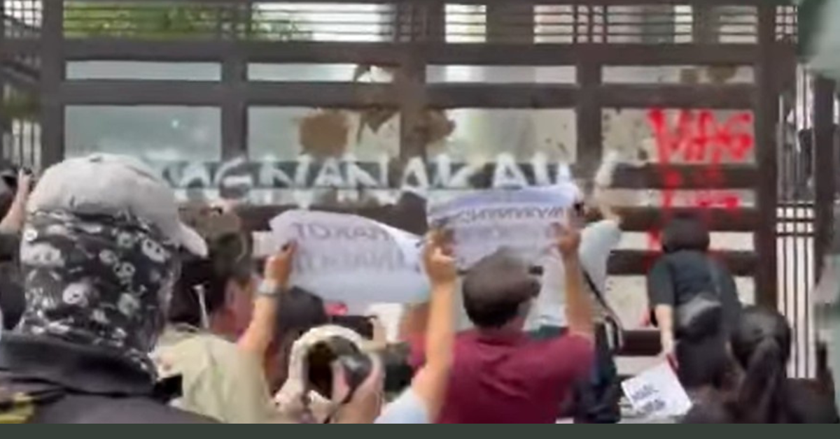 Gate ng mga Discaya, pinagbabato, sinulatan ng 'magnanakaw' ng mga nagpoprotesta