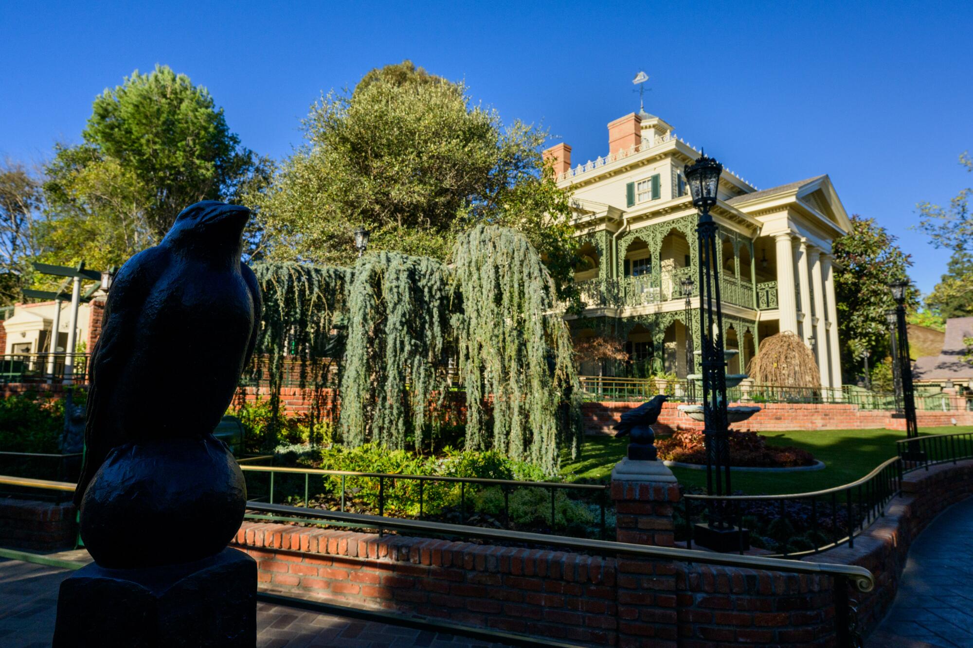 Babae, namatay matapos sumakay sa Haunted Mansion ride sa Disneyland