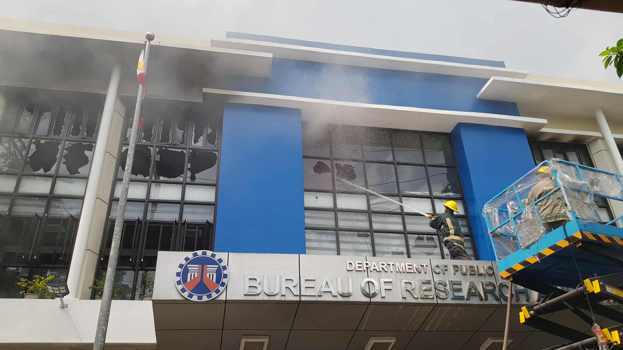 Sunog sa DPWH, iniimbestigahan ng NBI at BFP; posibleng arson tinitingnan