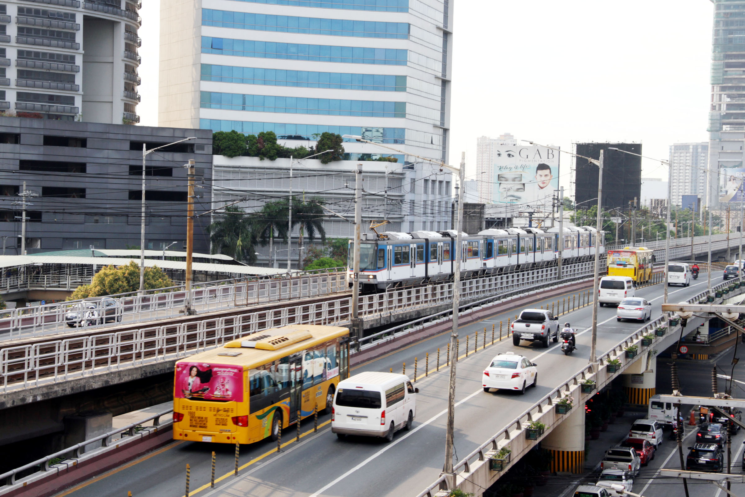 Malacañang: Mas maraming commuter-friendly stations, itatayo sa Metro Manila