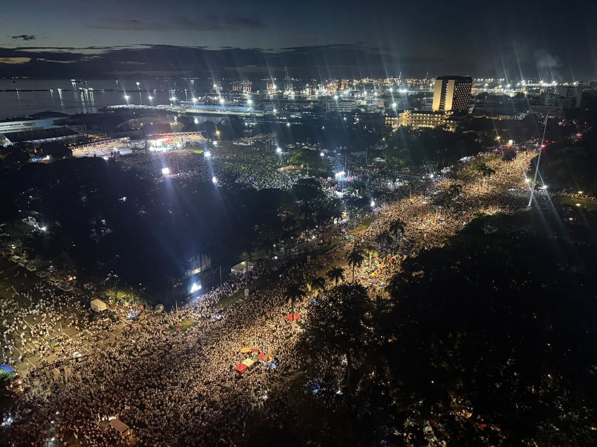 1.5 milyon dumagsa sa INC rally kontra korupsyon sa P100B flood scam