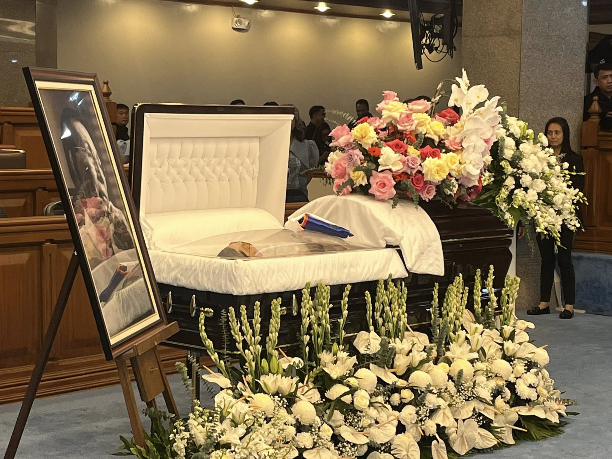 'Crime pays?' — Civil groups binatikos ang Libingan Ng Mga Bayani burial ni Enrile