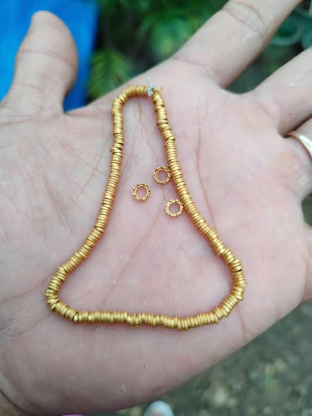 Mga piraso ng ginto, lumitaw sa Bantayan matapos ang bagyong Uwan