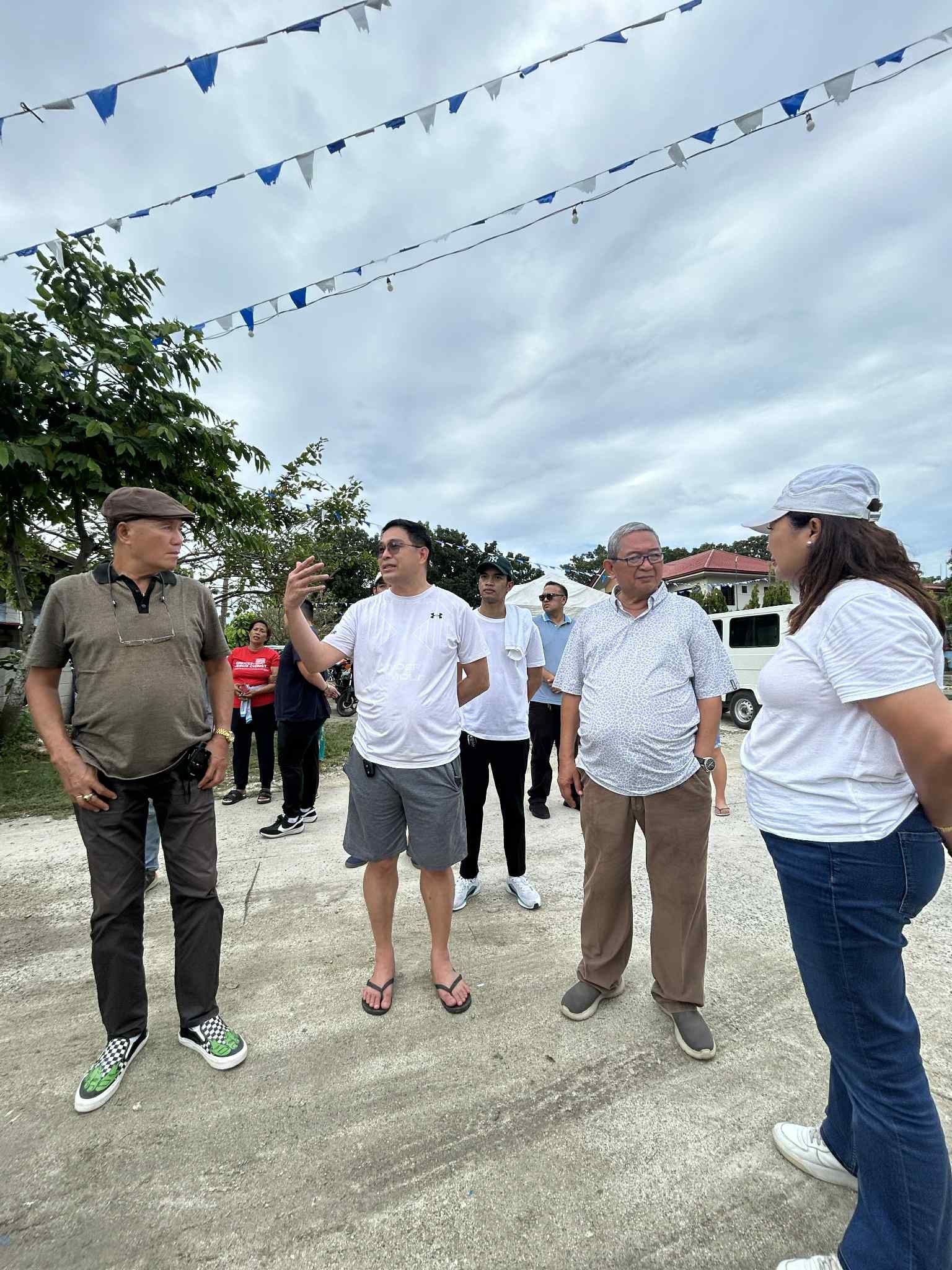 Gov. Baricuatro, namahagi ng tulong sa mga biktima ng lindol sa Medellin, Cebu