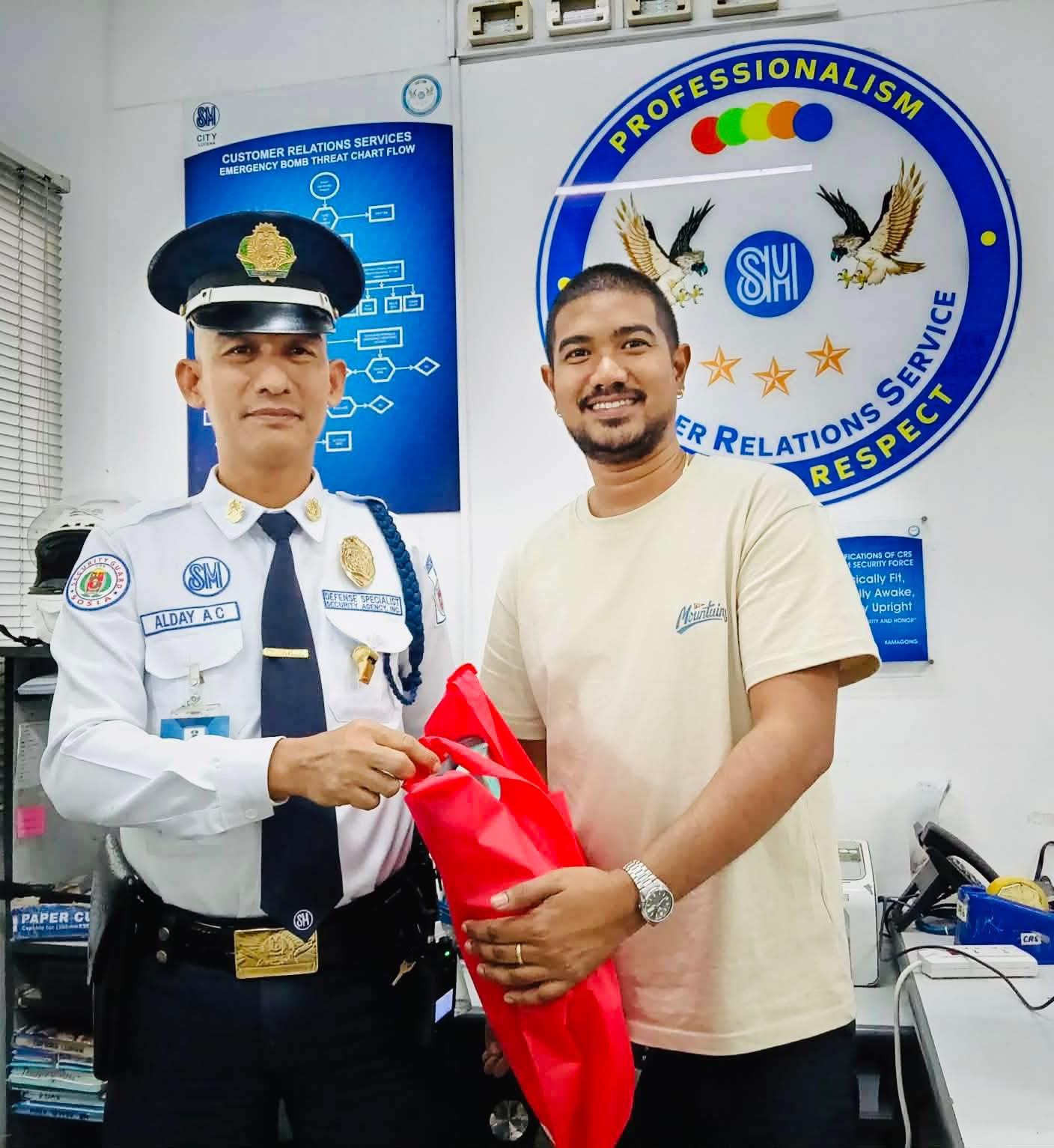 Honesty on Duty: Security guard returns lost MacBook in Lucena mall — Would you do the same?