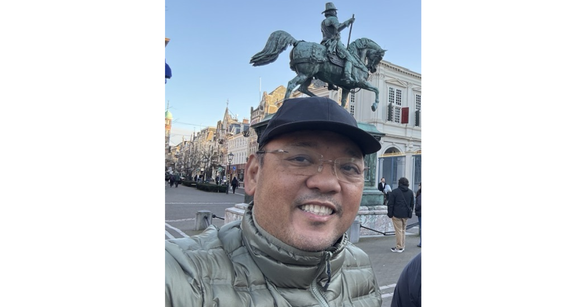 'Isang mukhang militar na pulis na Pilipino,' nag-spy umano kay Harry Roque bago ma-offload