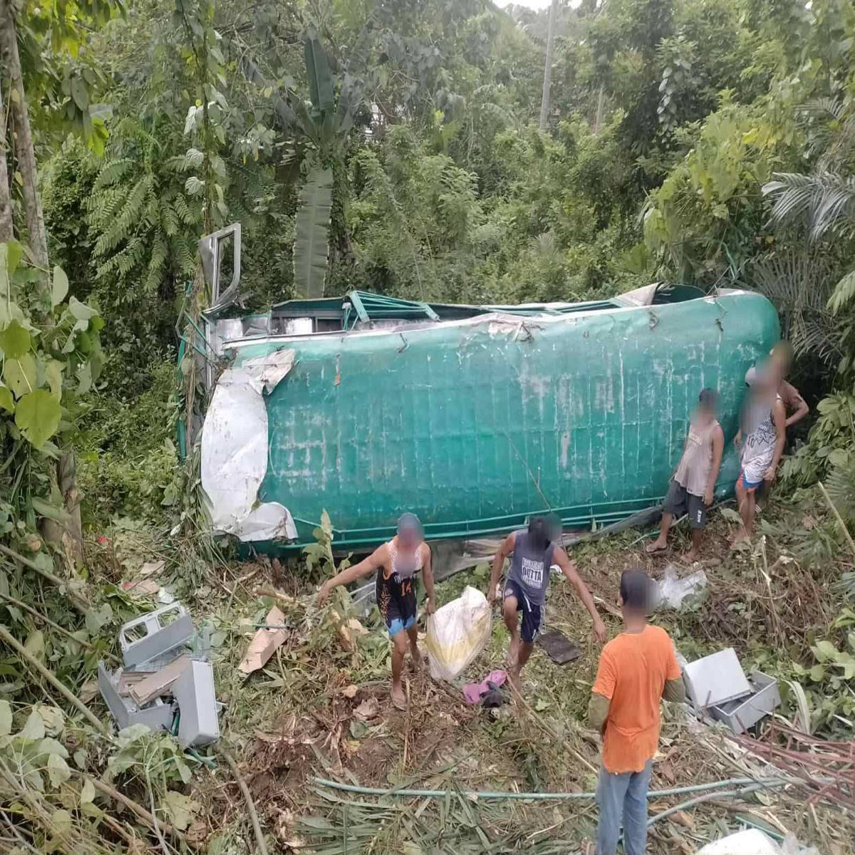 17 sugatan matapos mahulog ang isang jeep sa bangin sa Calauag, Quezon