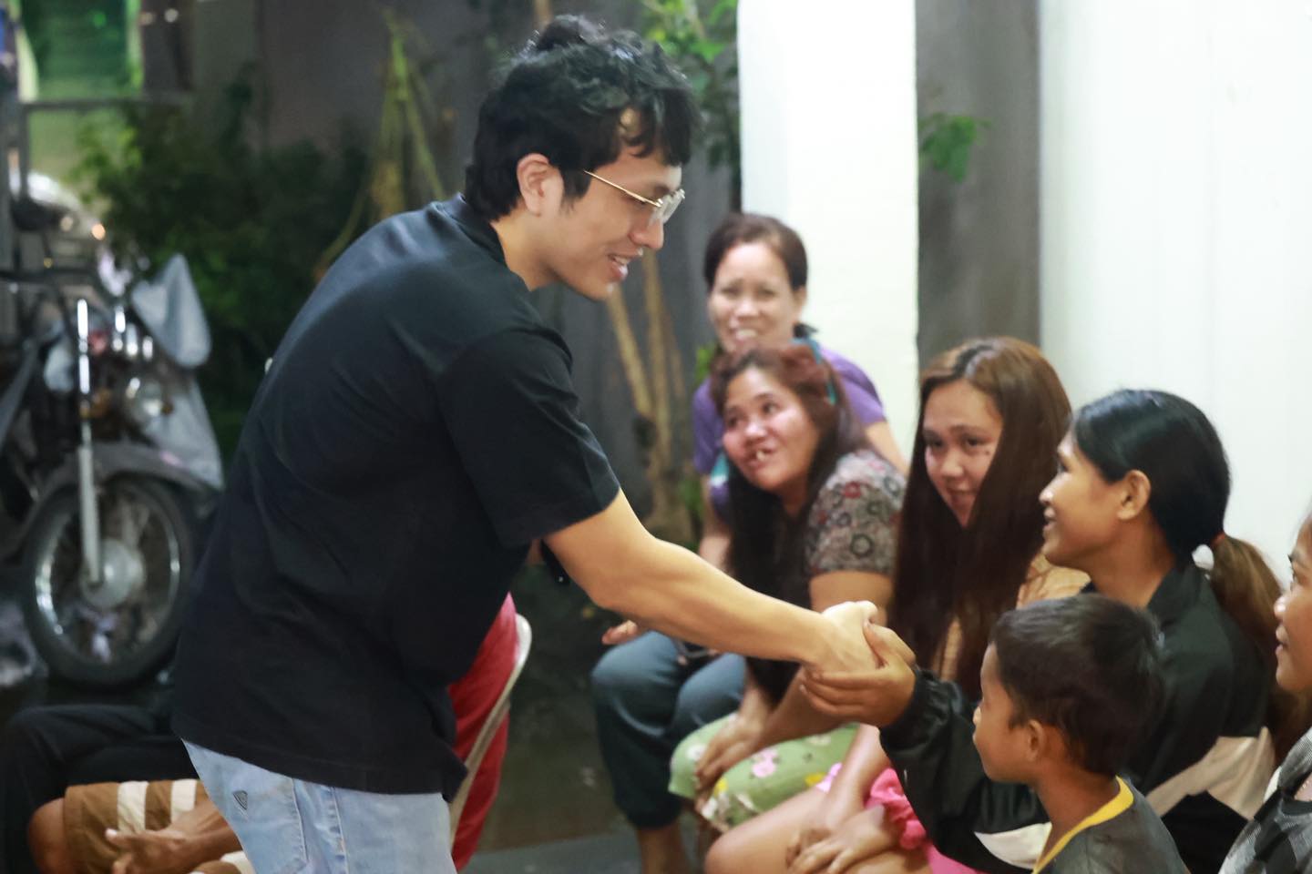 Cong. Kiko Barzaga, namahagi ng tulong sa mga apektado ng bagyong Opong sa Cavite