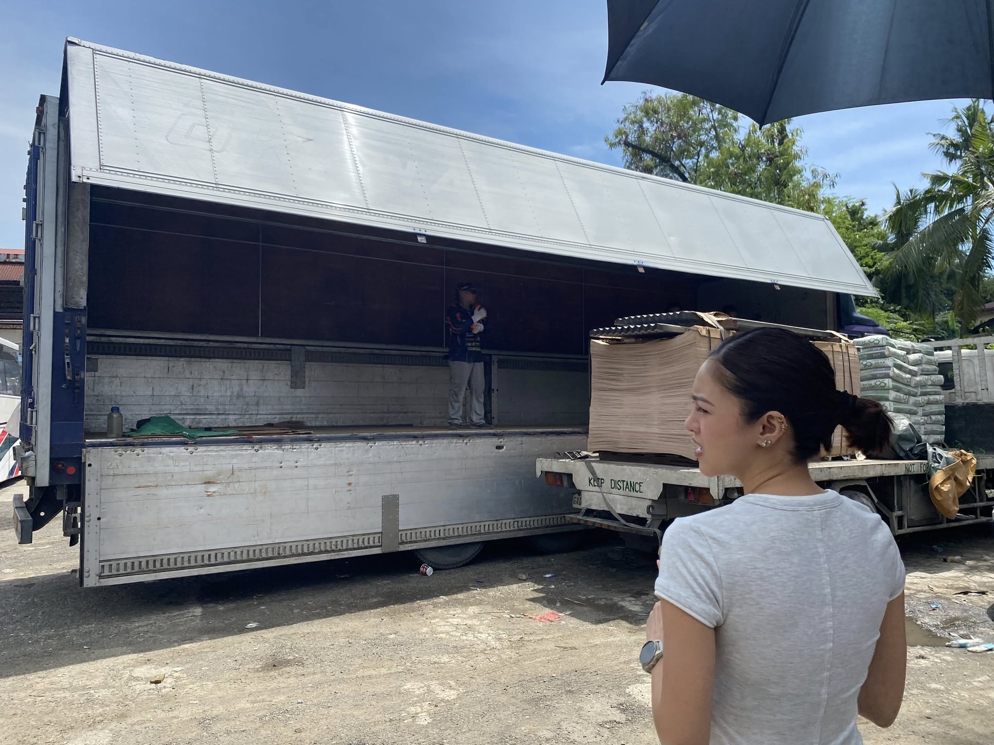 Tingnan: Kim Chiu, nagdala ng dalawang 10-wheeler truck ng construction materials para sa mga biktima ng lindol sa Cebu